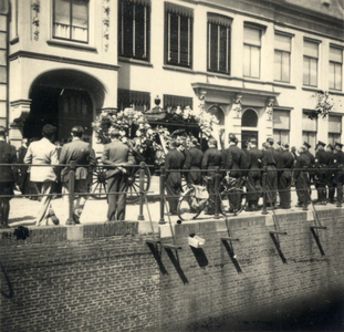 600829 Afbeelding van de erewacht van politiemensen en leden van de B.S. bij het woonhuis van de familie van de ...